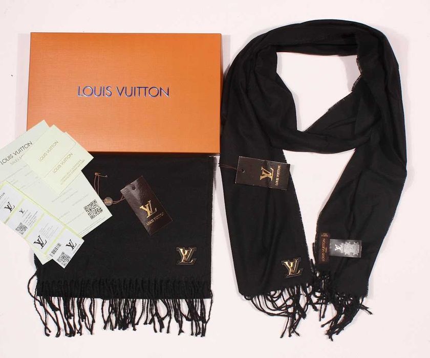 Луксозен подаръчен комплект шал с кутия маркови шалове markovi shalove