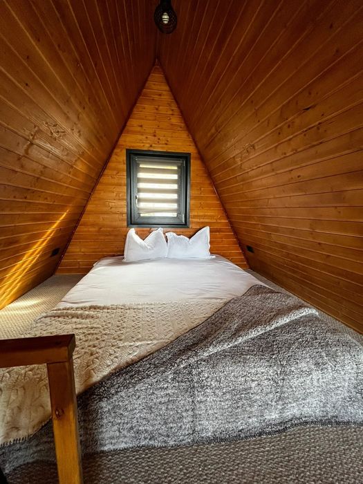De inchiriat Cabane A-Frame pt 2-4 pers. jacuzzi incalzit