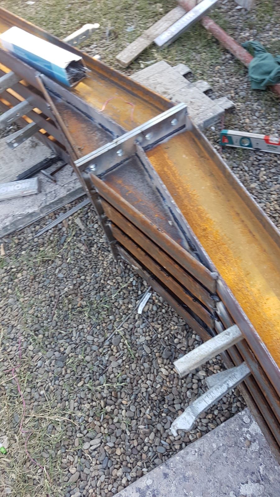 Vând 4 ferme de 8 metri  din ipe 140 și 8 stâlpi la 4 h
