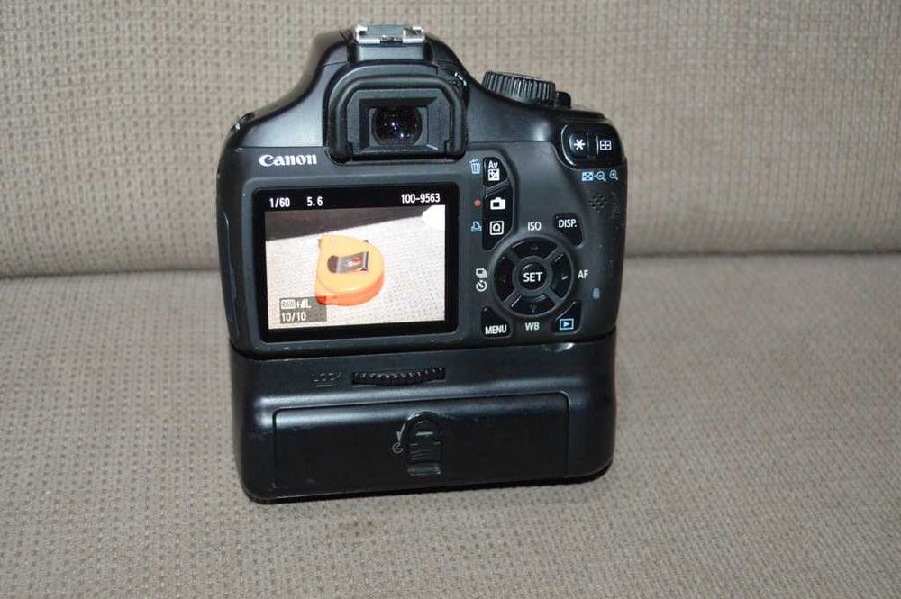 Foto DSLR Canon 1100D + obiectiv Canon 18-55mm + grip doar 9560 cadre