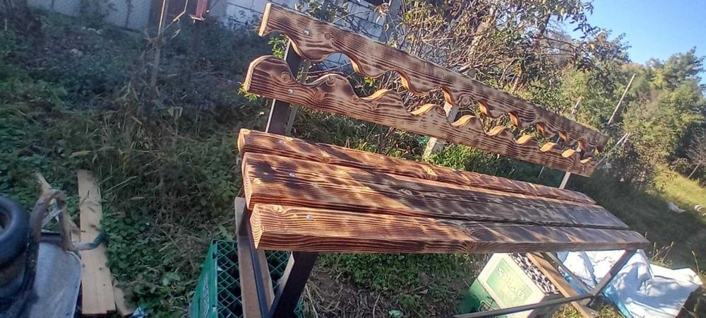 Bancă de lemn lucrată manual