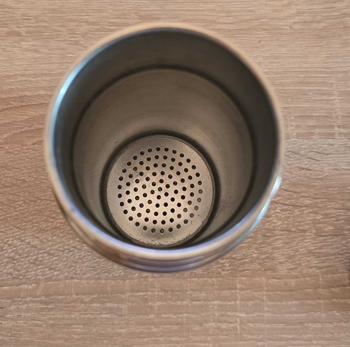 Cană/termos cu filtru mineral pentru purificarea și îmbunătățirea apei