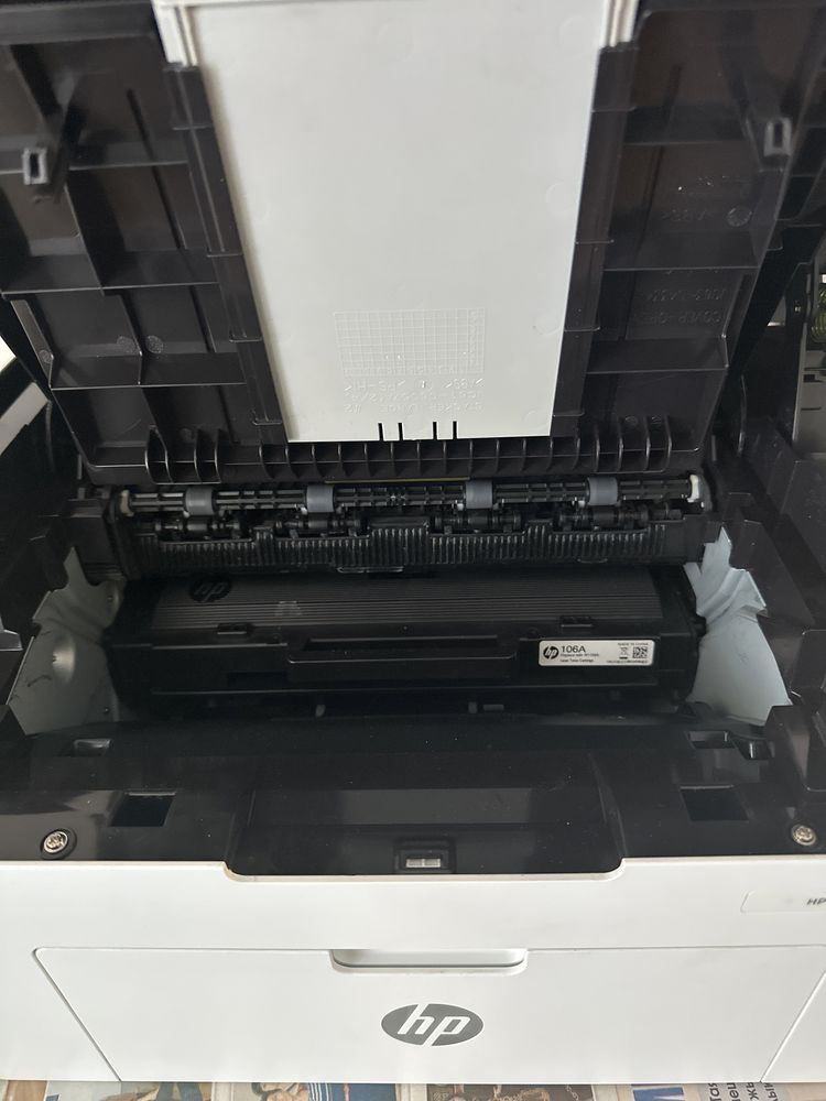 HP 135w 3в1 черно белый принтер