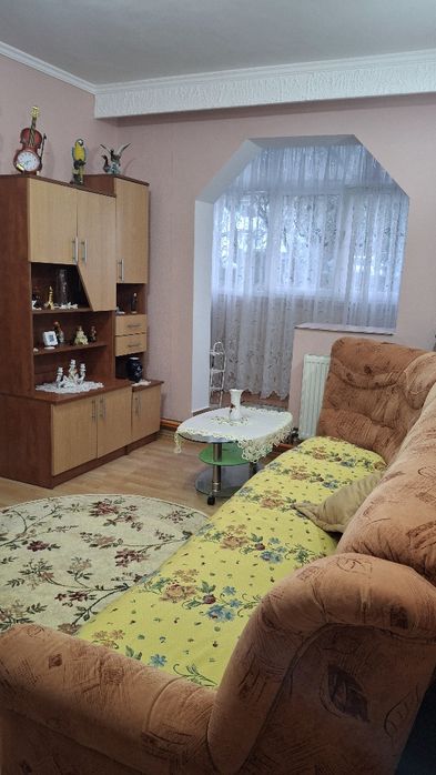 Închiriez apartament cu 2 camere !