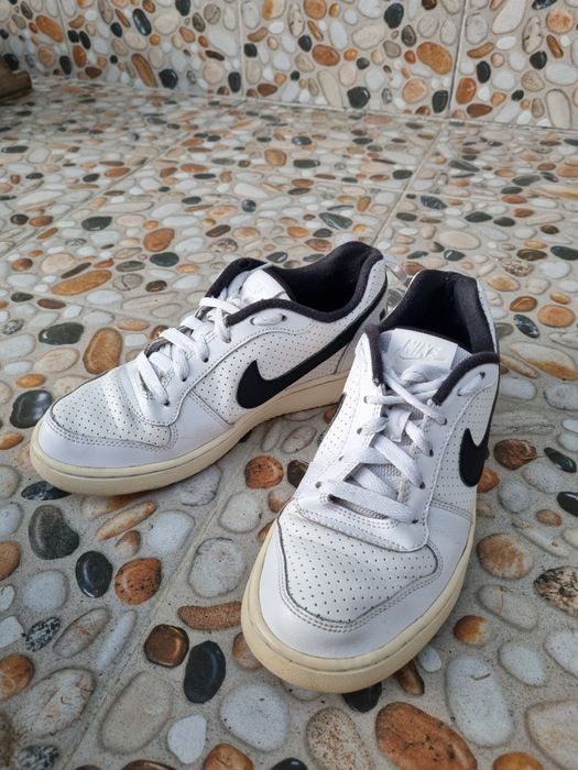 Vând adidași Nike în stare bună.