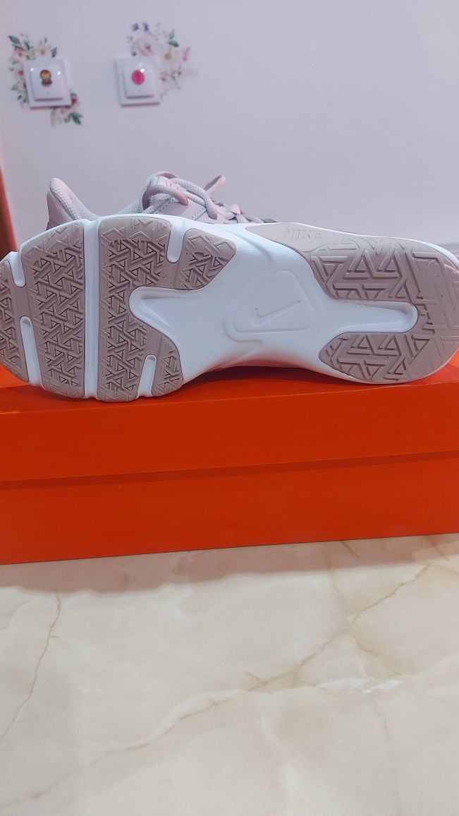 Нови дамски оригинални маратонки Nike