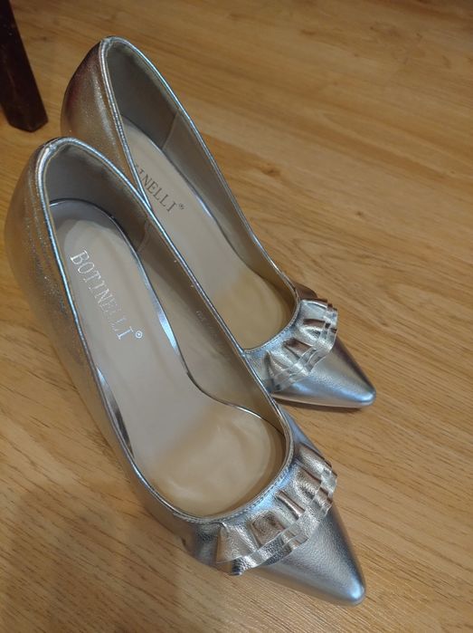 Pantofi argintii!