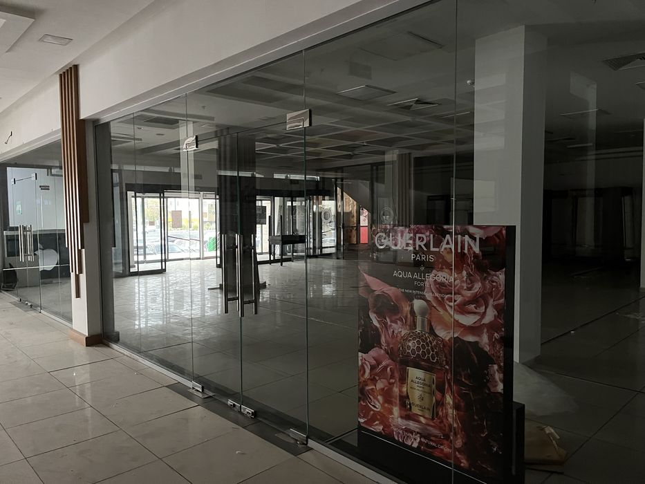 Стеклянные двери перегородки витрины для магазинов и бизнес центров