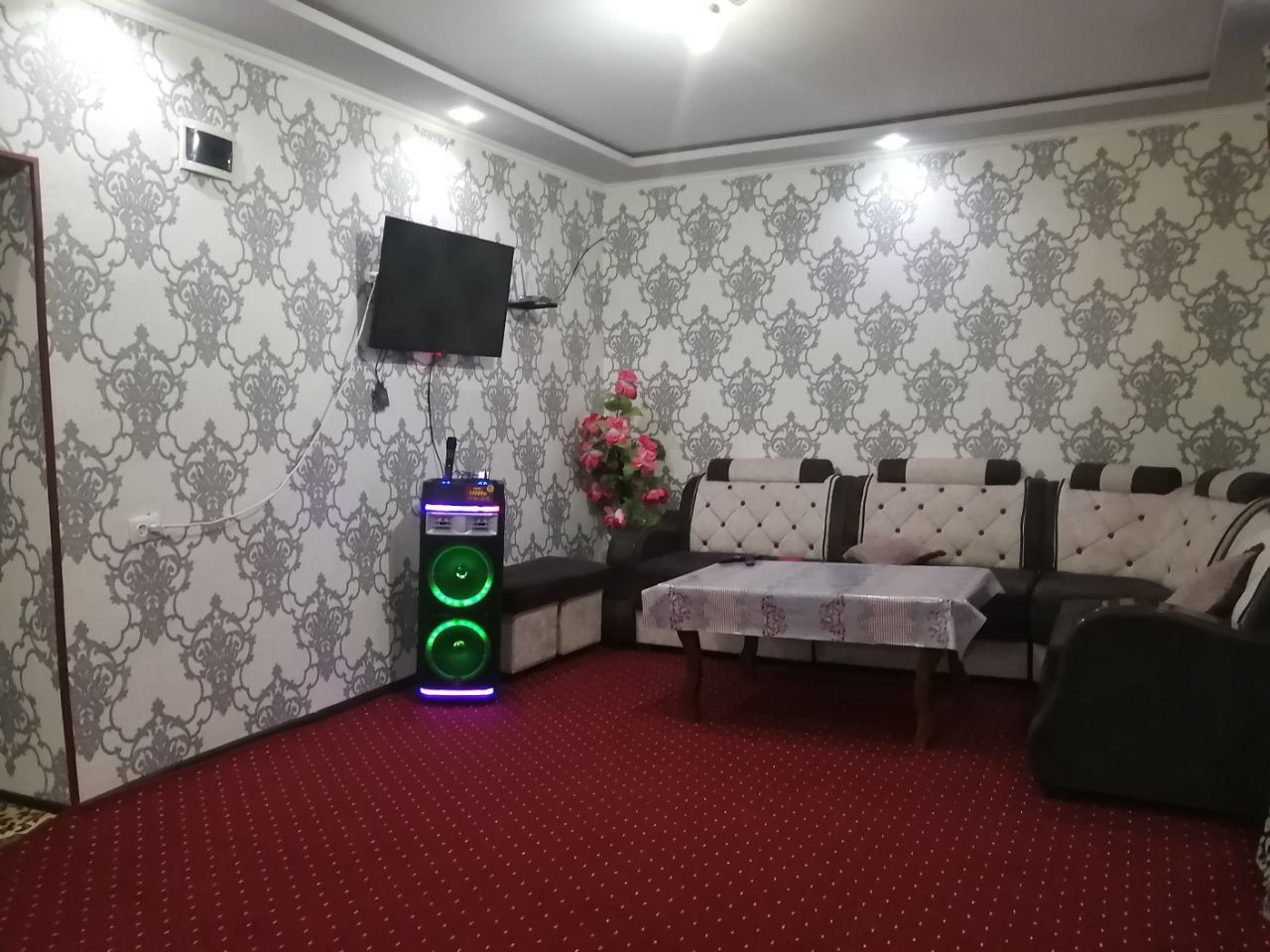 Dacha chimyonda oilaviy dam olish uchun toza joy