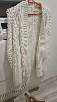 Бяла плетена жилетка