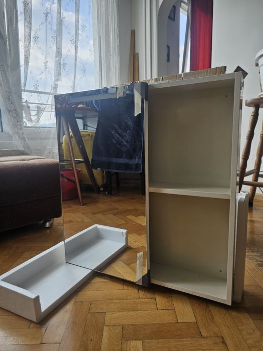 Горен шкаф за баня с огледало и осветление