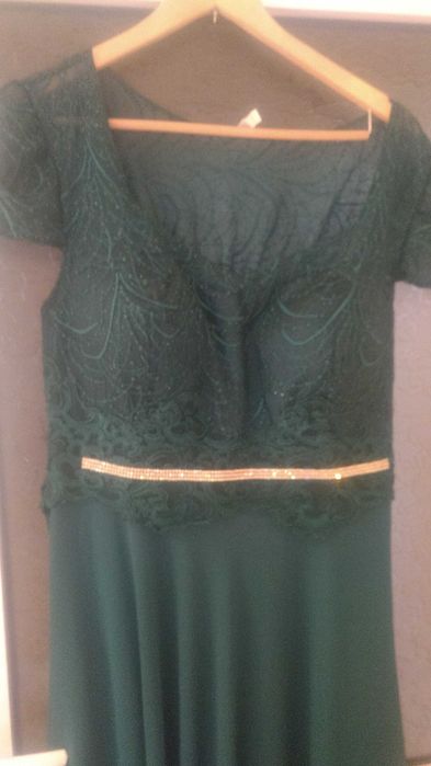 Официална дамска рокля.Цвят  тюркоазено зелено.Дантела горна част.