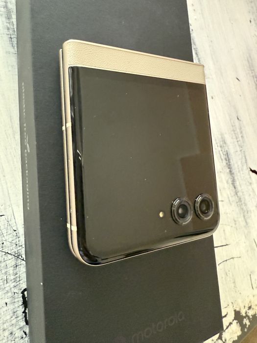 Motorola Razr 50 с гаранция