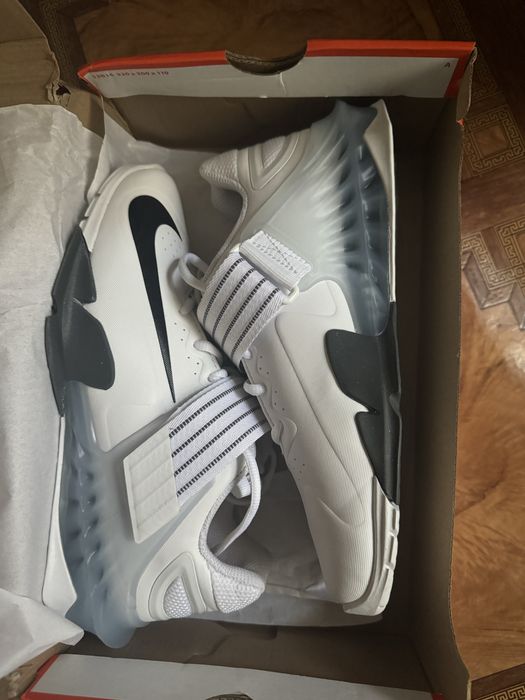 Продам кроссовки Nike Saveleos