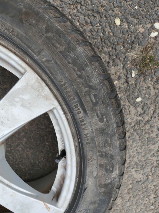 Vând 4 jante aliaj R18 pt VW Tiguan cu 4 anvelope de Iarna 225.55.18