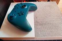 Vând Xbox One S in stare foarte bună+Jocuri incluse