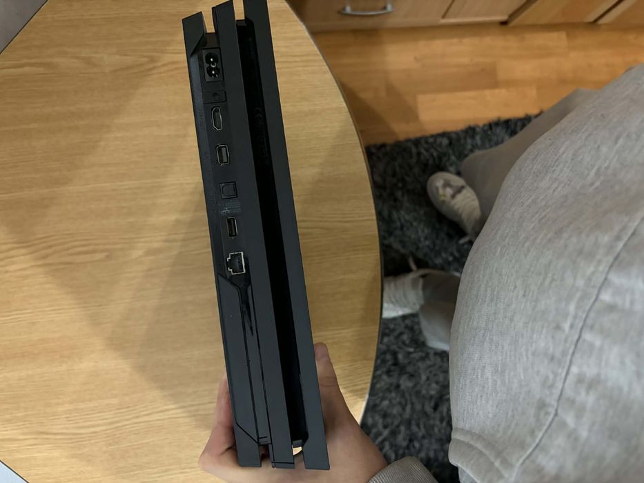 Vand playstation 4 pro 2 manete 4 jocuri
