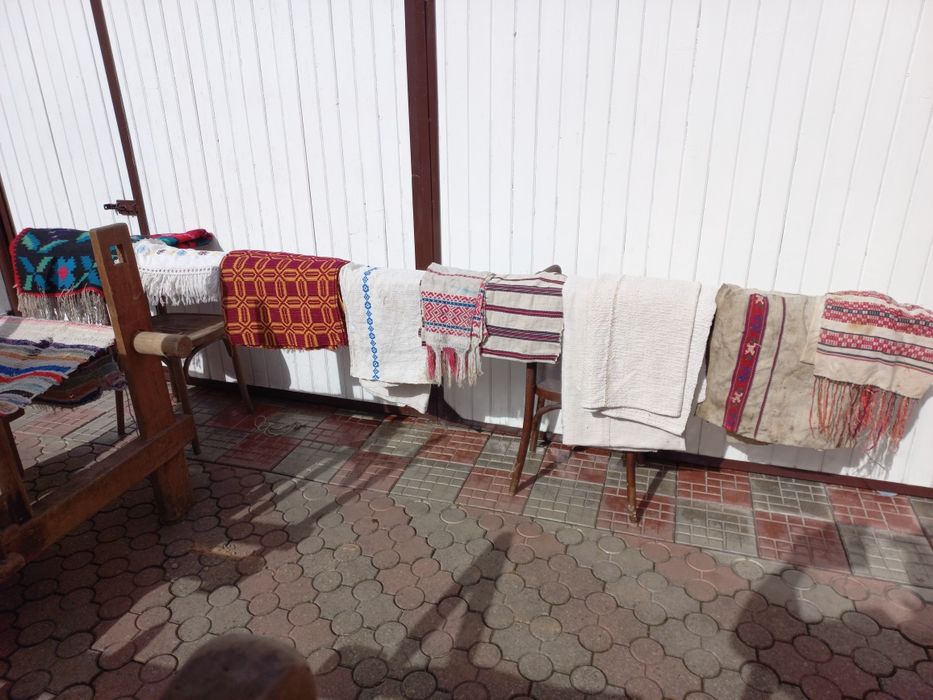 diverse obiecte vechi din lemn, ceramice,țesături război de țesut etc