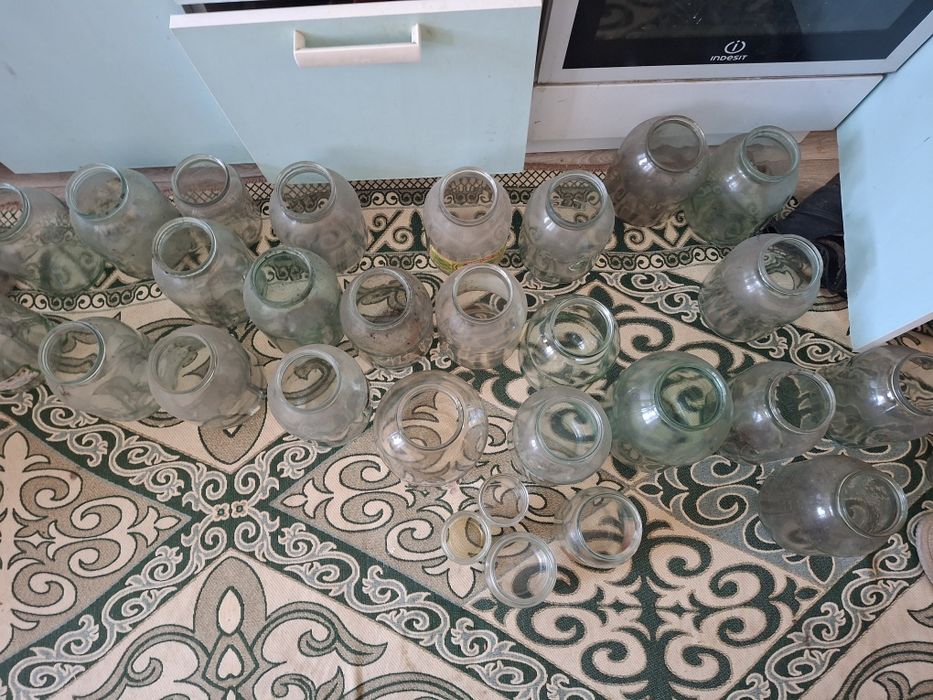 Продаем использованные  банки. Есть 0.5 л,1 л,2 л, 3л.