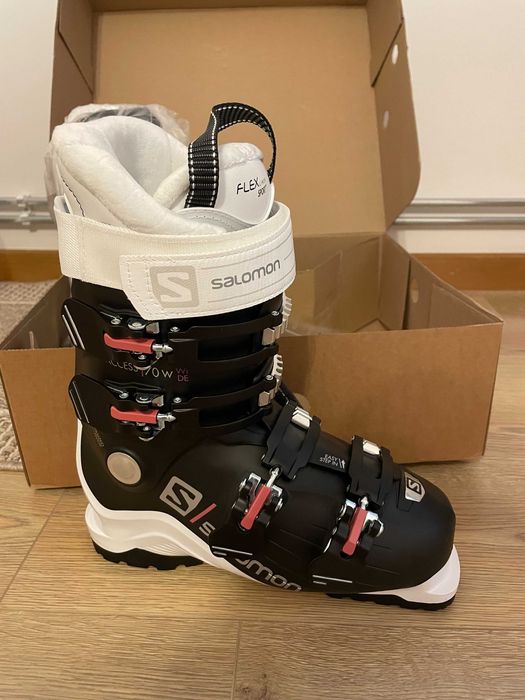 Se vinde o pereche de clăpari de damă Salomon.