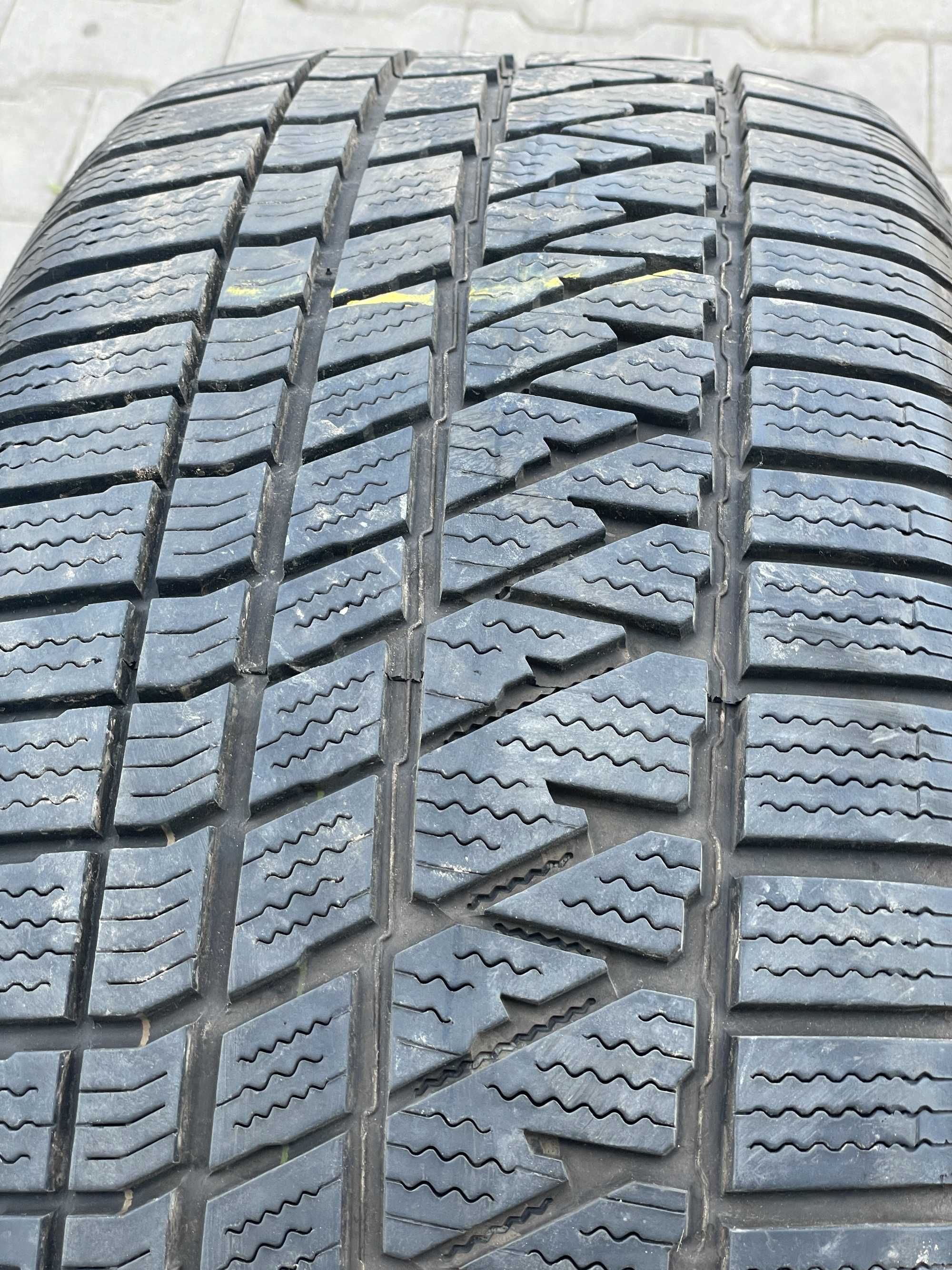 2x 265 50 20 Kumho Wintercraft