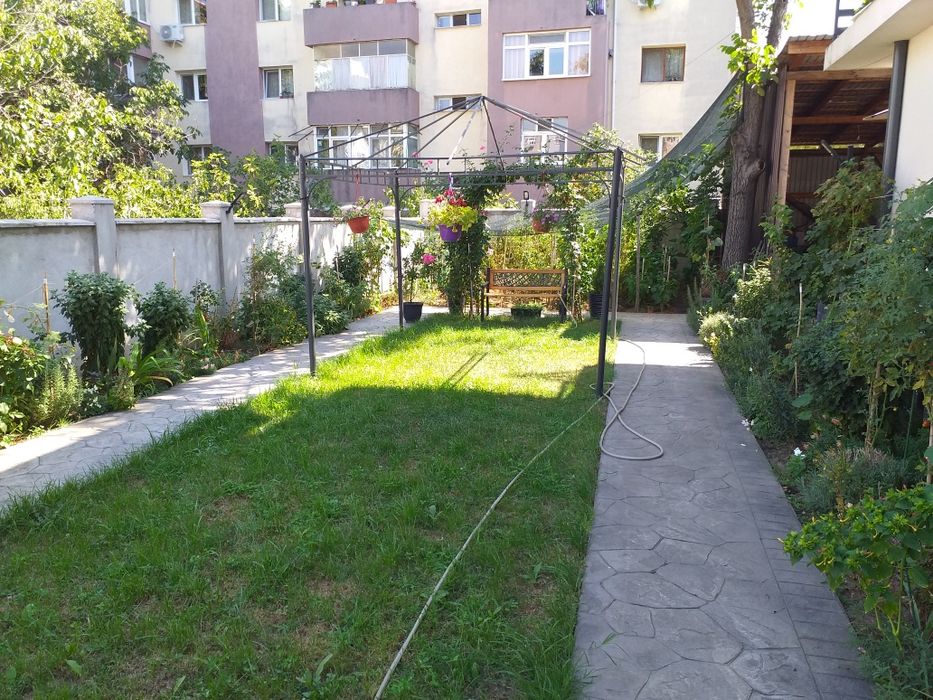 Închiriez etaj la casa