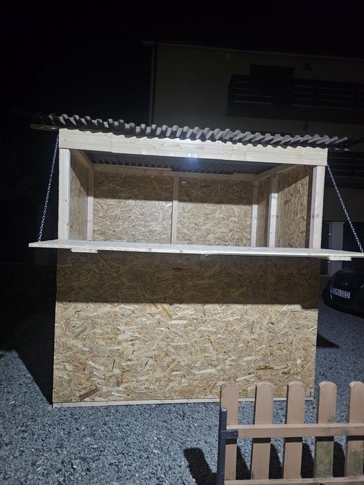 Căsuța din lemn facuta pentru comert este de 1,5m pe 2m r