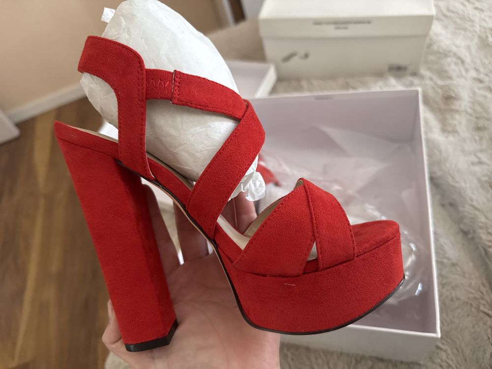 Червени сандали с ток и платформа 19V69 by Versace