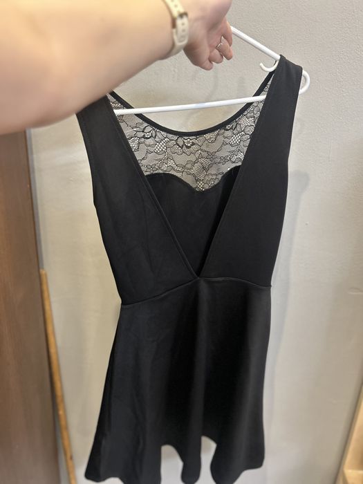 Къса черна рокля