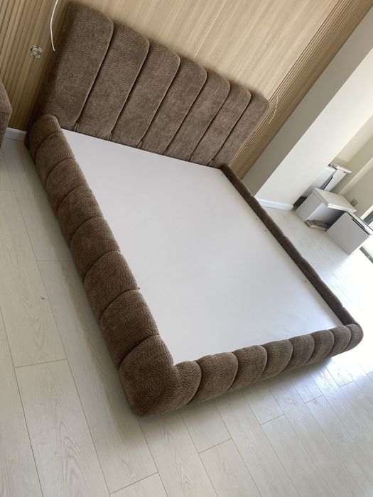 Кровать двуспальная с подъемным механизмом