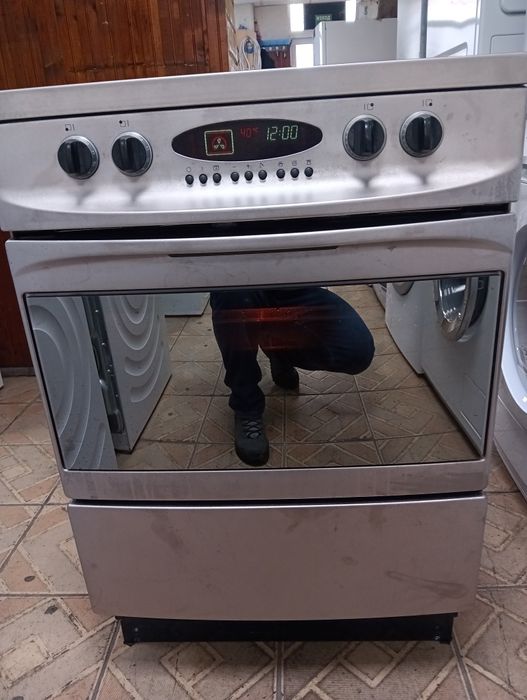 Уникална свободно стояща печка с керамичен плот Voss