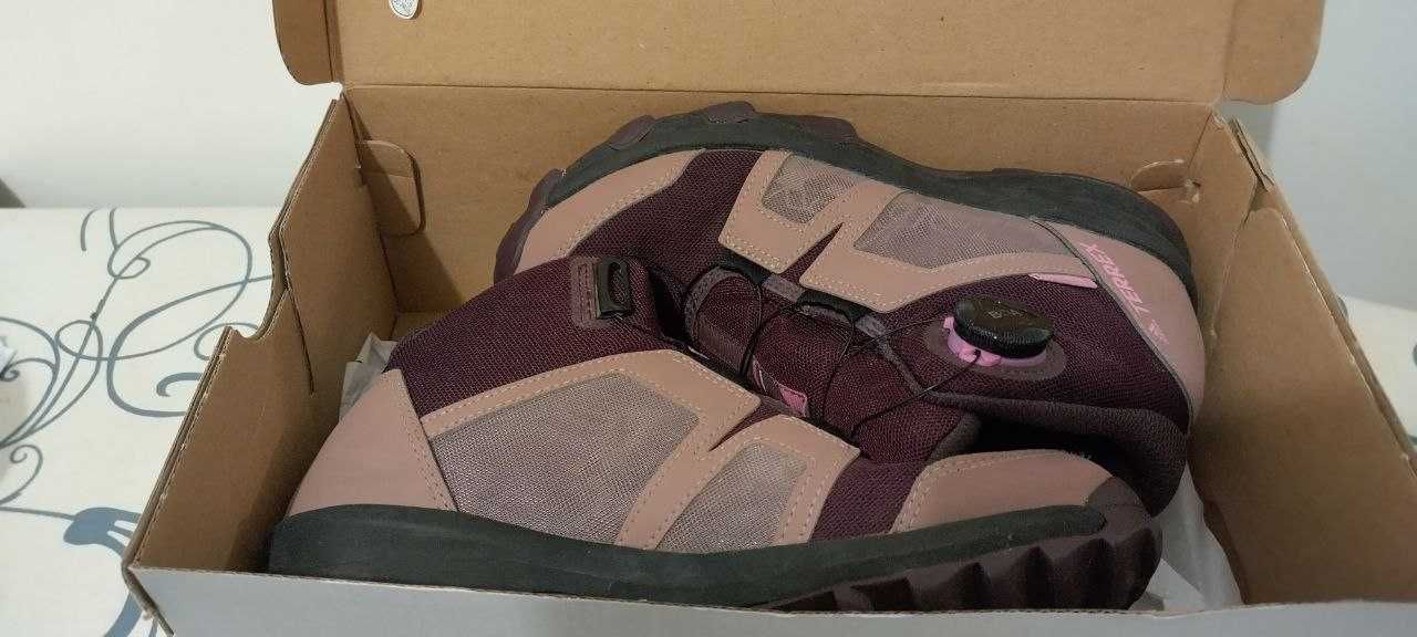 Продавам детски спортни обувки adidas Terrex Boa Mid Rain Ready