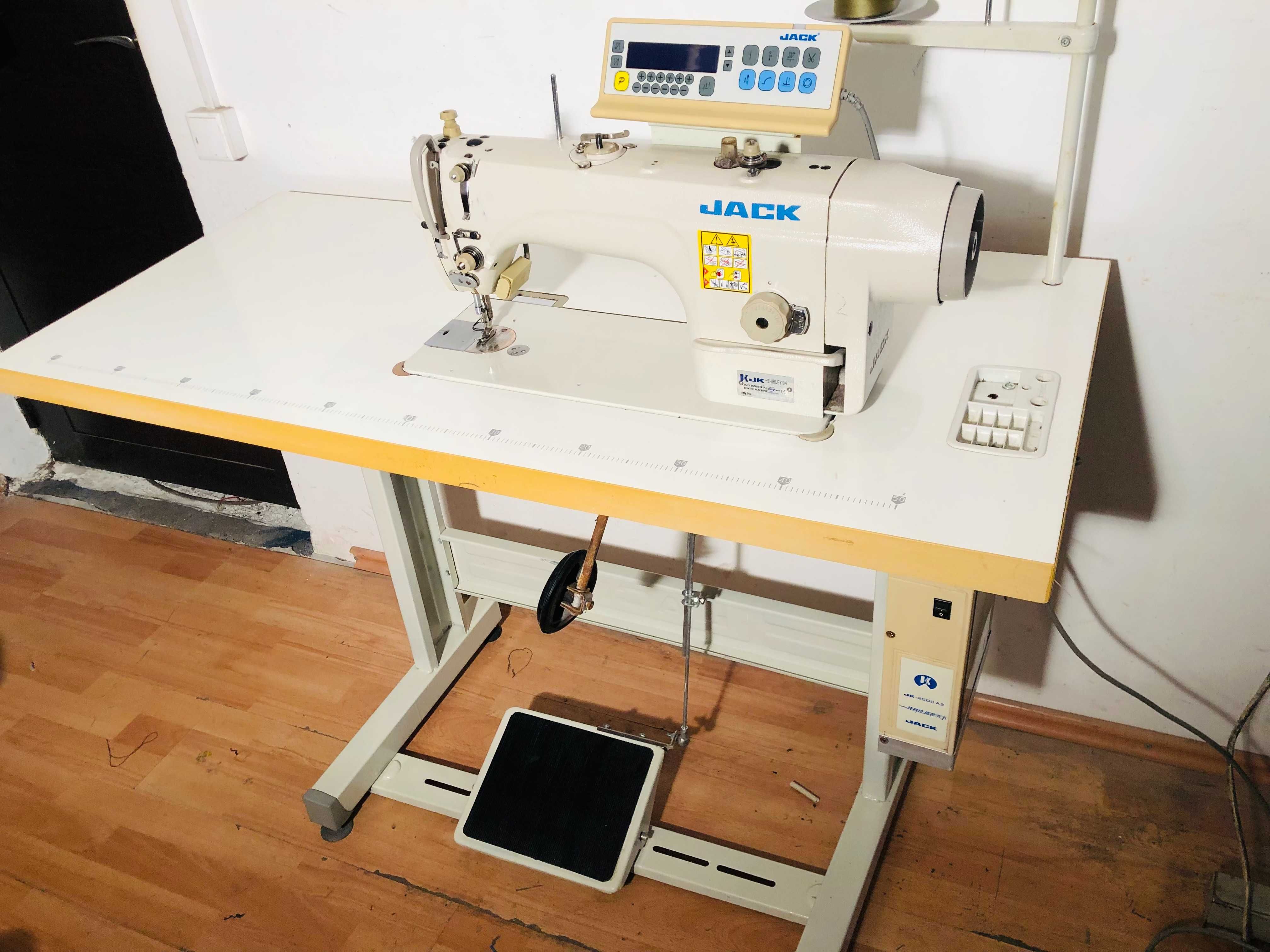 Masina de cusut ,liniara automata cu motor direct drive.