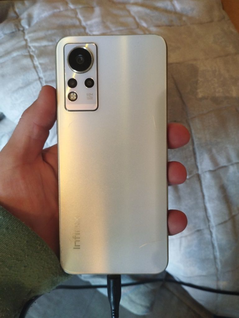 infinix 11 про памит 128 озу 9 идиал чут треснул но не видно все идиал