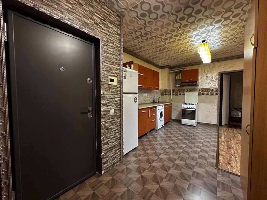 PF închiriez apartament 3 camere zona Metro