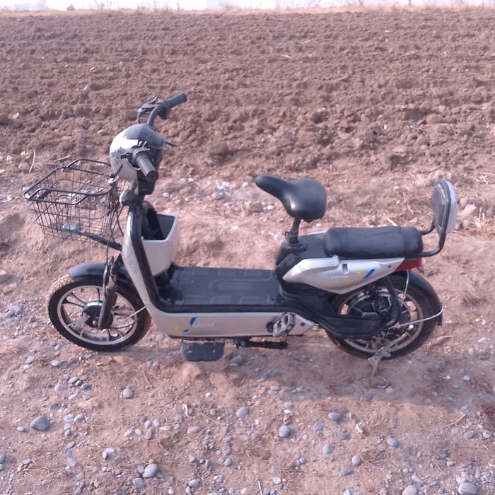 Skuter sotiladi idial holatda narxi 2,500,000 mn som kelishamiz