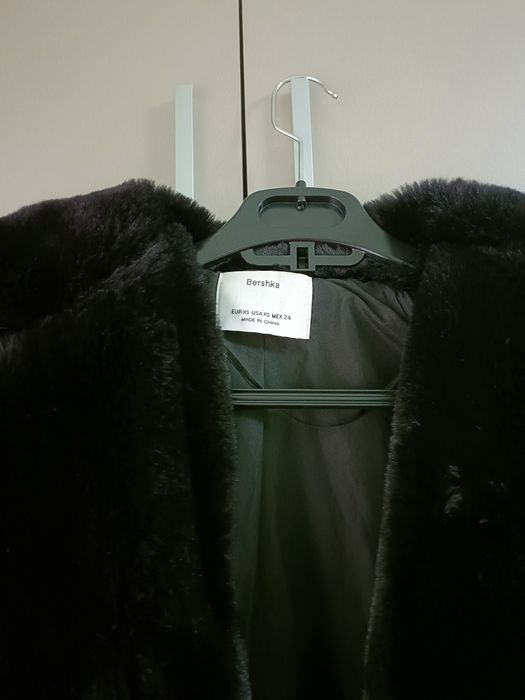 Vând haina de blana Bershka
