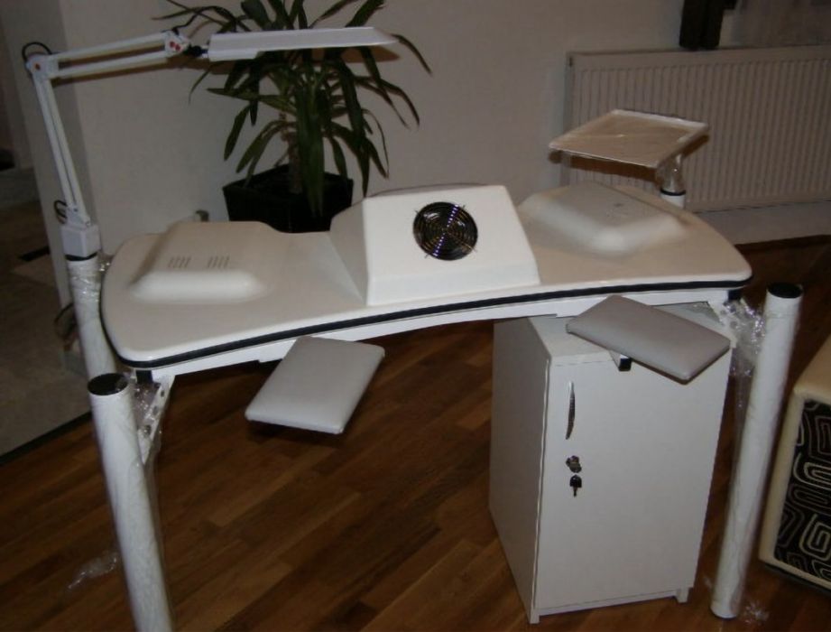 Vând masa manichiura cu aspirator și lămpi incorporate