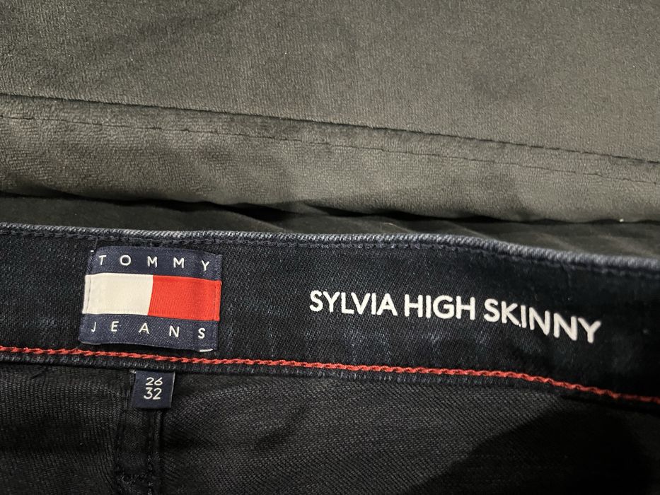 Тъмносини дънки