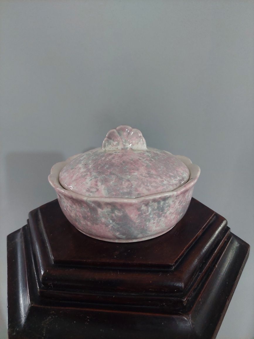 Decorațiune vintage din ceramică cu capac