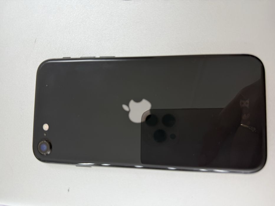 Продам Iphone SE 2020