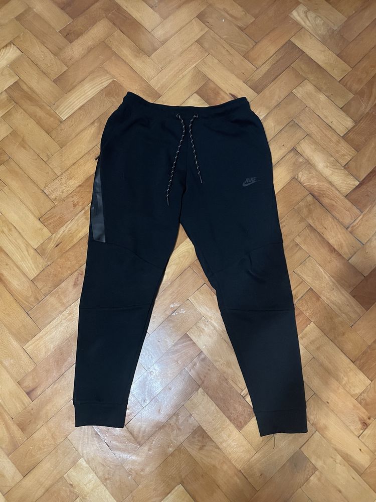 Pantaloni Nike Tech