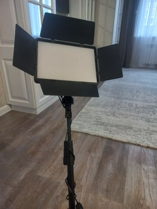 Продам светодиодный видеосвет в хорошем состоянии