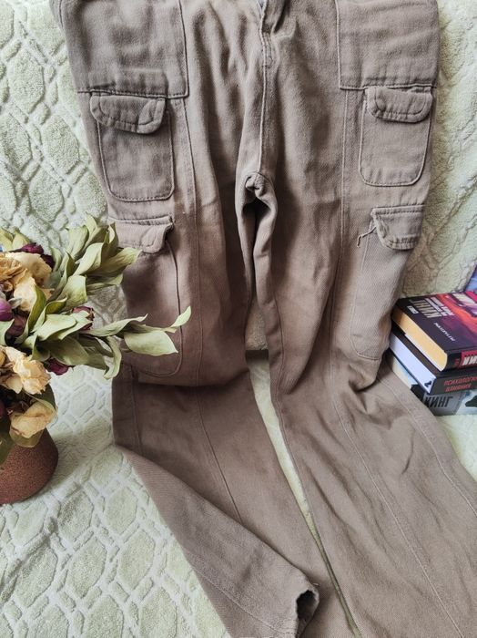 джинсы цвета хакки