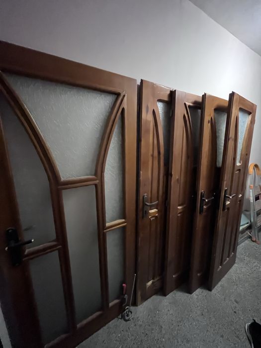 Врати от дърво масив