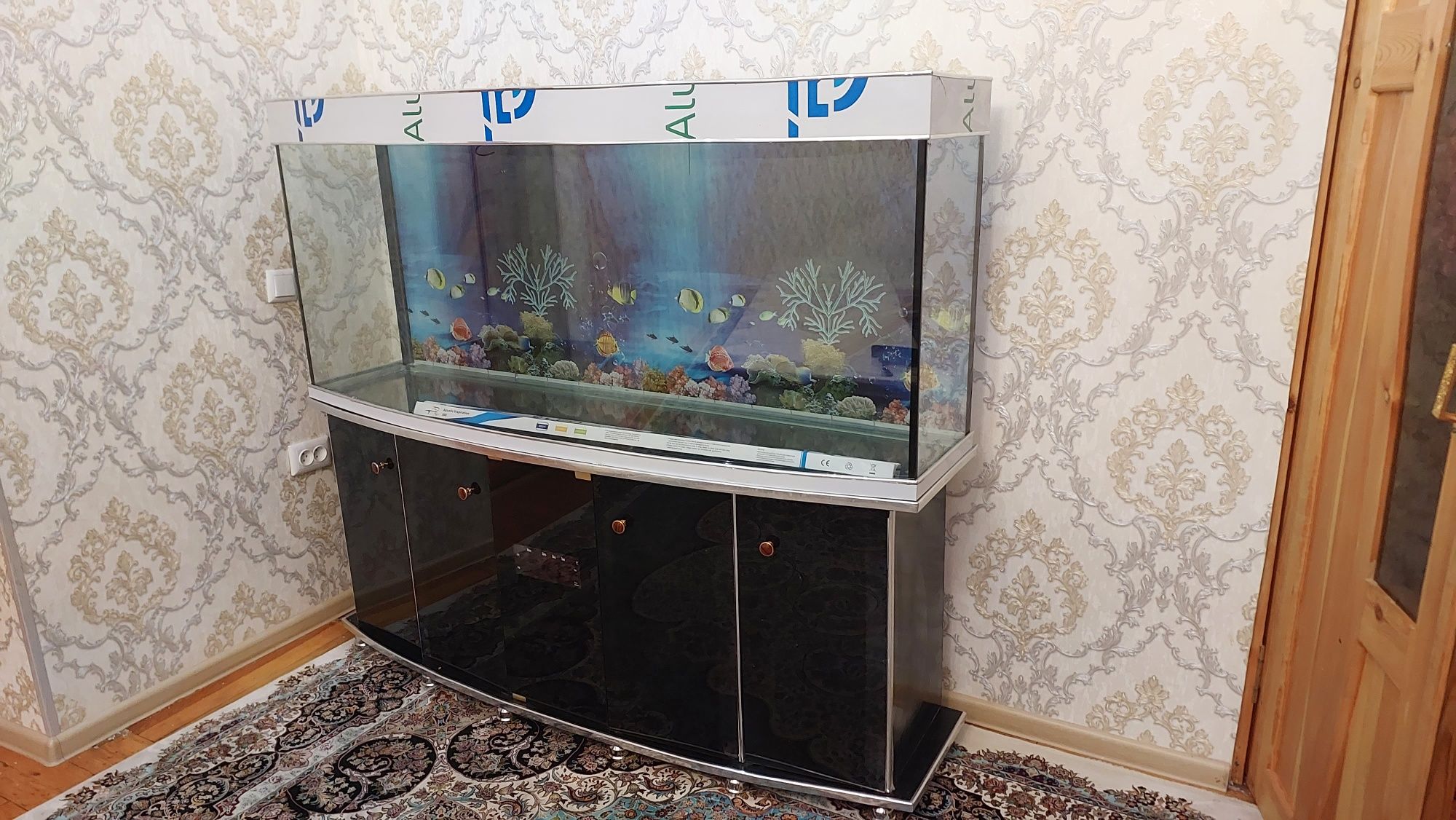 Сотилади аквариум узунлиги 160 см умумий баланлиги 140 см тумба бл