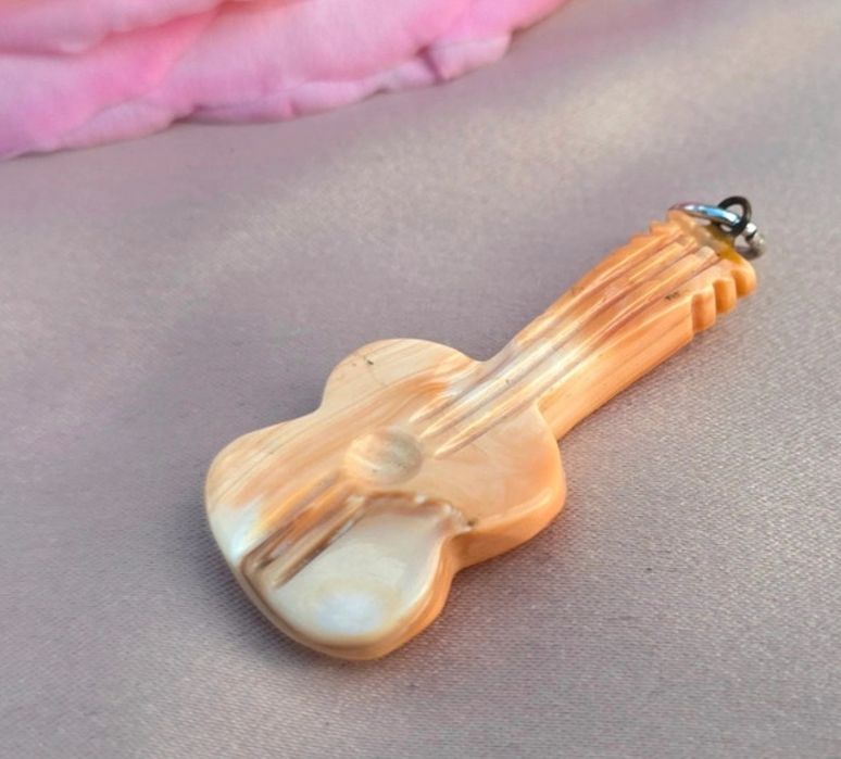 Pandantiv chitara stilizat