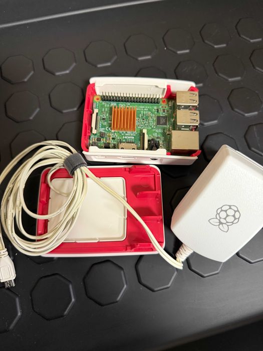 Raspberry Pi 3B 1GB Ram alimentator si carcasa