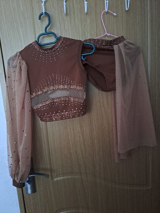 Costum dans lucrat pe comanda