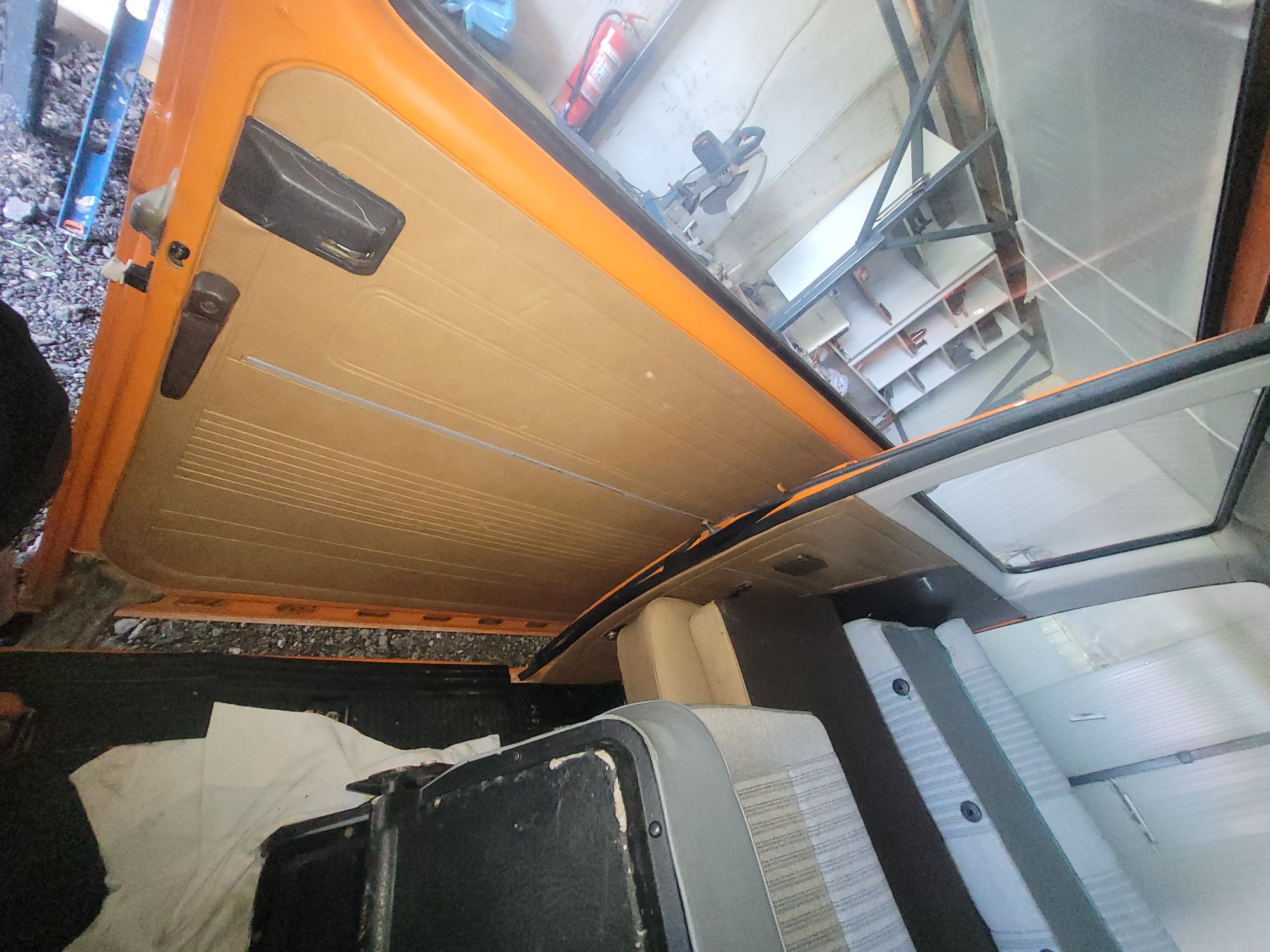 Interior crem volskwagen transporter t3 8+1 locuri